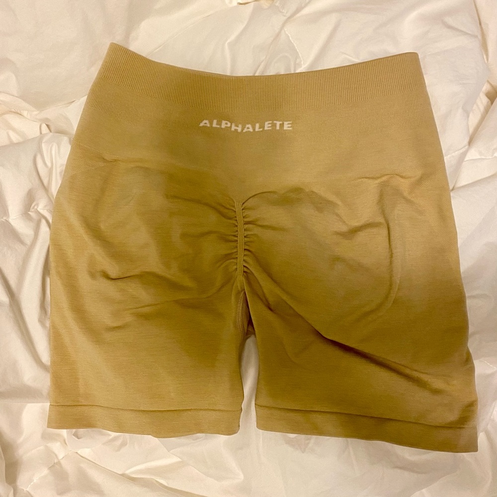 Alphalete amplify shorts 4.5” hazelnut size M